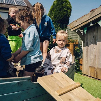 plant yn chwarae ar y cwch pren