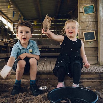 2 o blant yn chwarae yn y pwll tywod