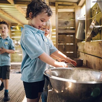 plant yn chwarae yn y gegin fwd