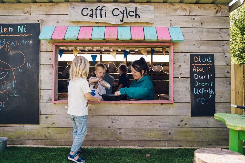 Plant yn chwarae yn Caffi Cylch tu allan yn Cylch Meithrin Y Felinheli