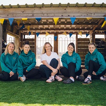 5 o weithwyr y cylch