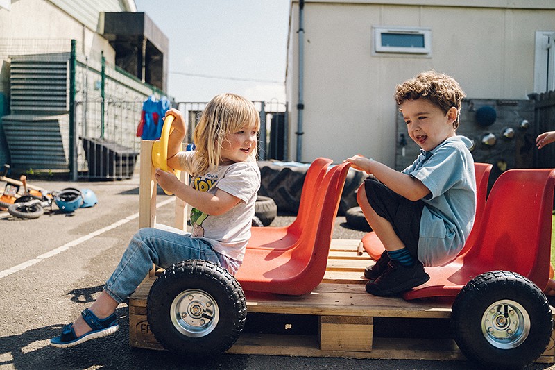 plant tu allan yn chwarae gyda offer