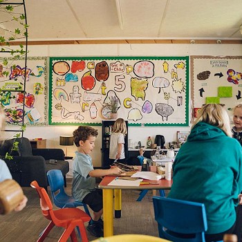 plant o amgylch bwrdd yn gweithio